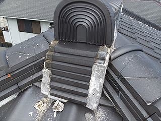 本棟の先の漆喰が欠けている